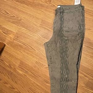 Cargo type pant in size 34